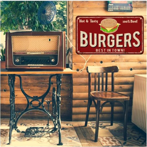 Vintage Dekor Fémtábla, dombornyomott, 'BURGERS BEST IN TOWN!' felirat, retro hangulatú kialakítás, 30x20cm